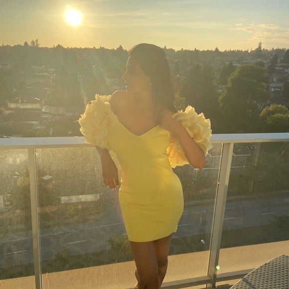 Unique and beautiful yellow dress - Picture 2 of 3